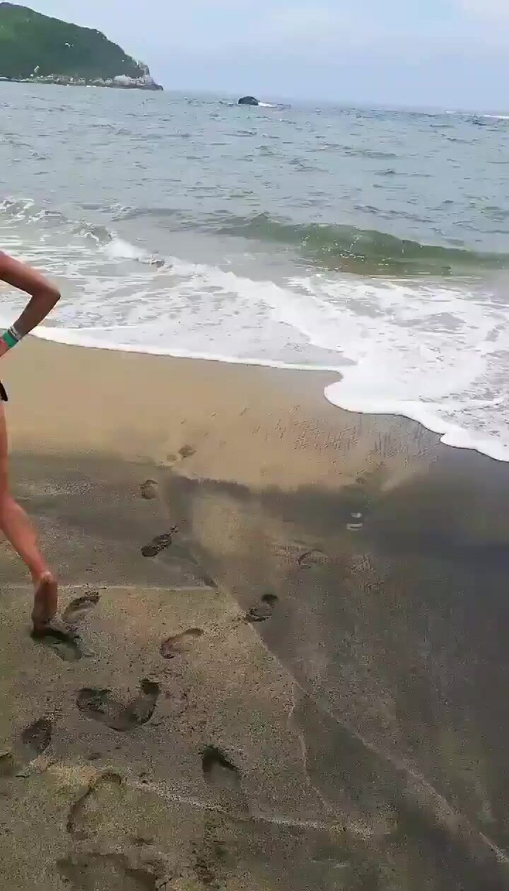 готова нырять голышом